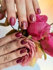 Geellakk kuldse kaunistusega